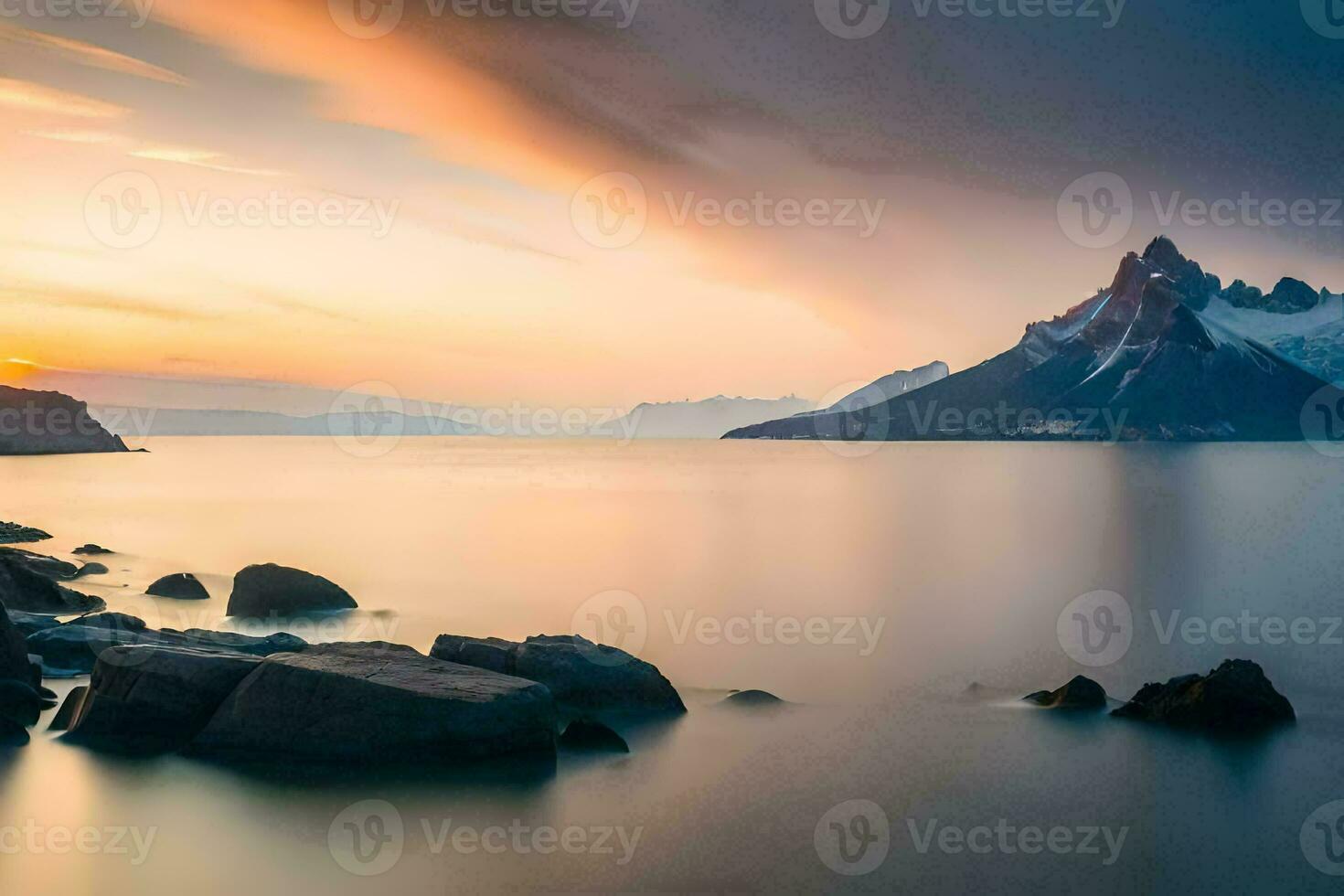 een mooi zonsondergang over- een berg reeks en water. ai-gegenereerd foto