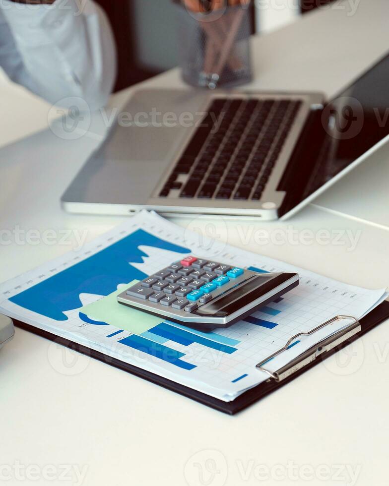 close-up van het zakelijke team dat inkomensgrafieken en grafieken analyseert met moderne laptopcomputer. bedrijfsanalyse en strategieconcept. foto