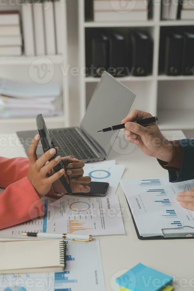 close-up zakenvrouw met behulp van rekenmachine en laptop voor do math finance op houten bureau, belasting, boekhouding, statistiek en analytisch onderzoeksconcept foto