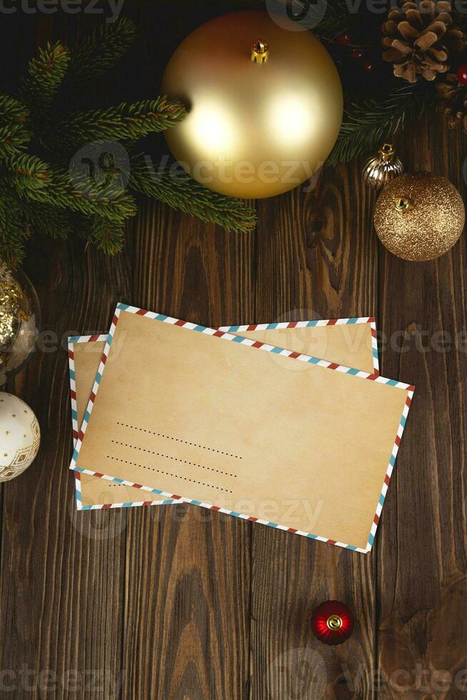 Kerstmis ambacht envelop model. wit minimaal leeg brief Aan houten tafel met feestelijk decoraties. foto