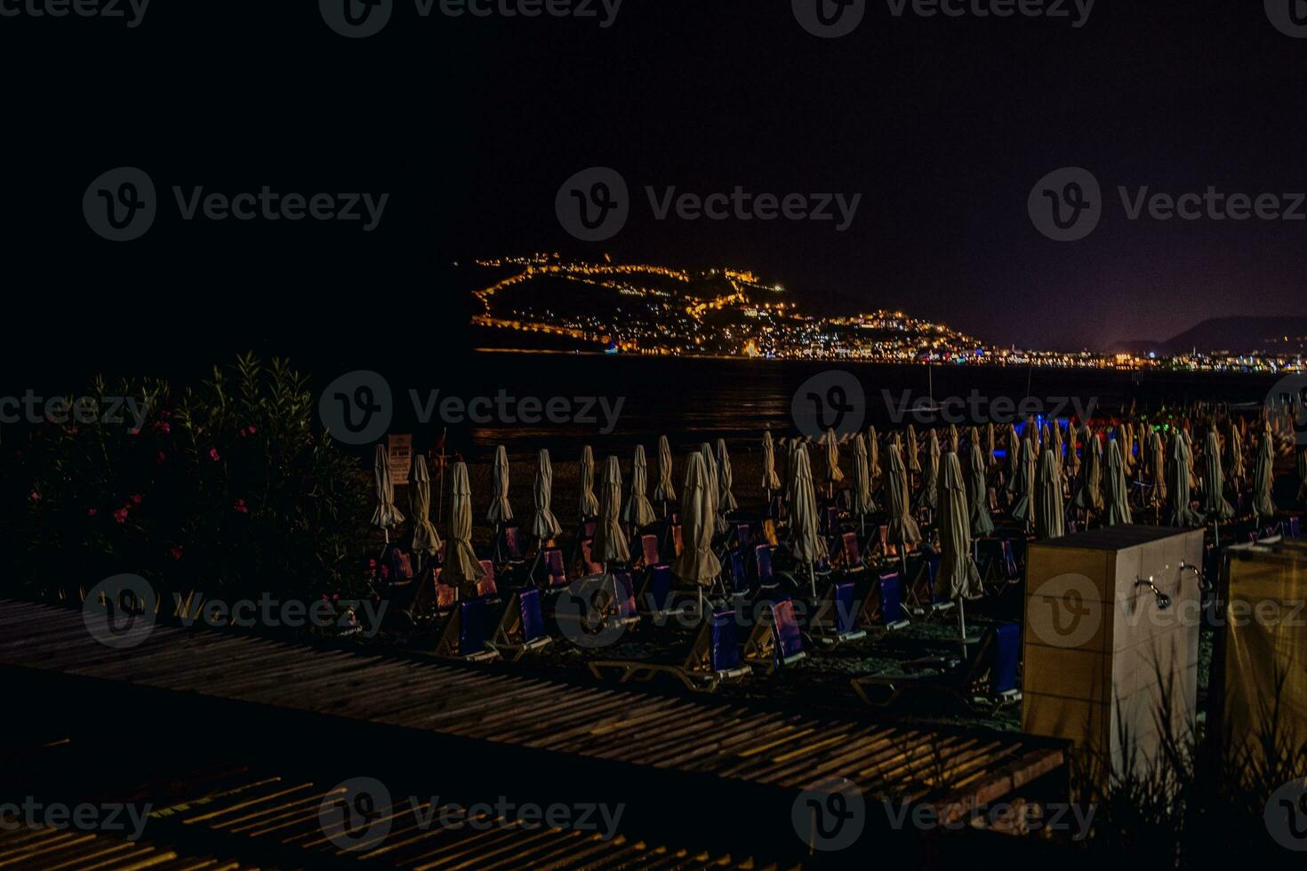 nacht visie van de Turks stad van Alanya met lichten Aan de heuvel foto