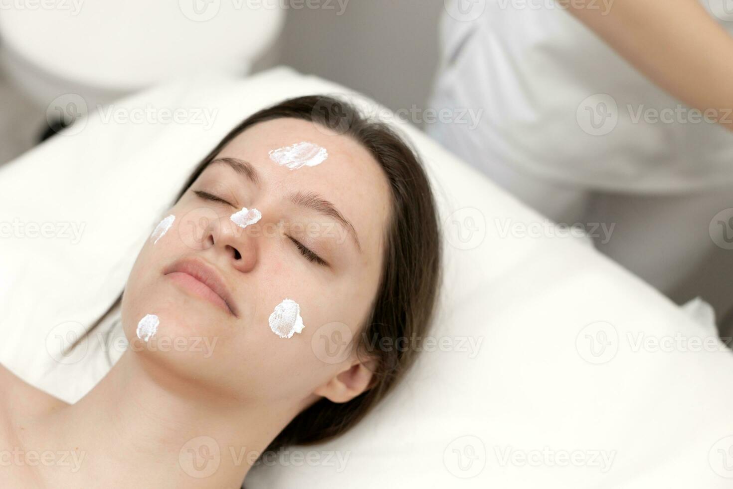 vrouw ontvangen hydrafaciale behandeling in schoonheid salon foto