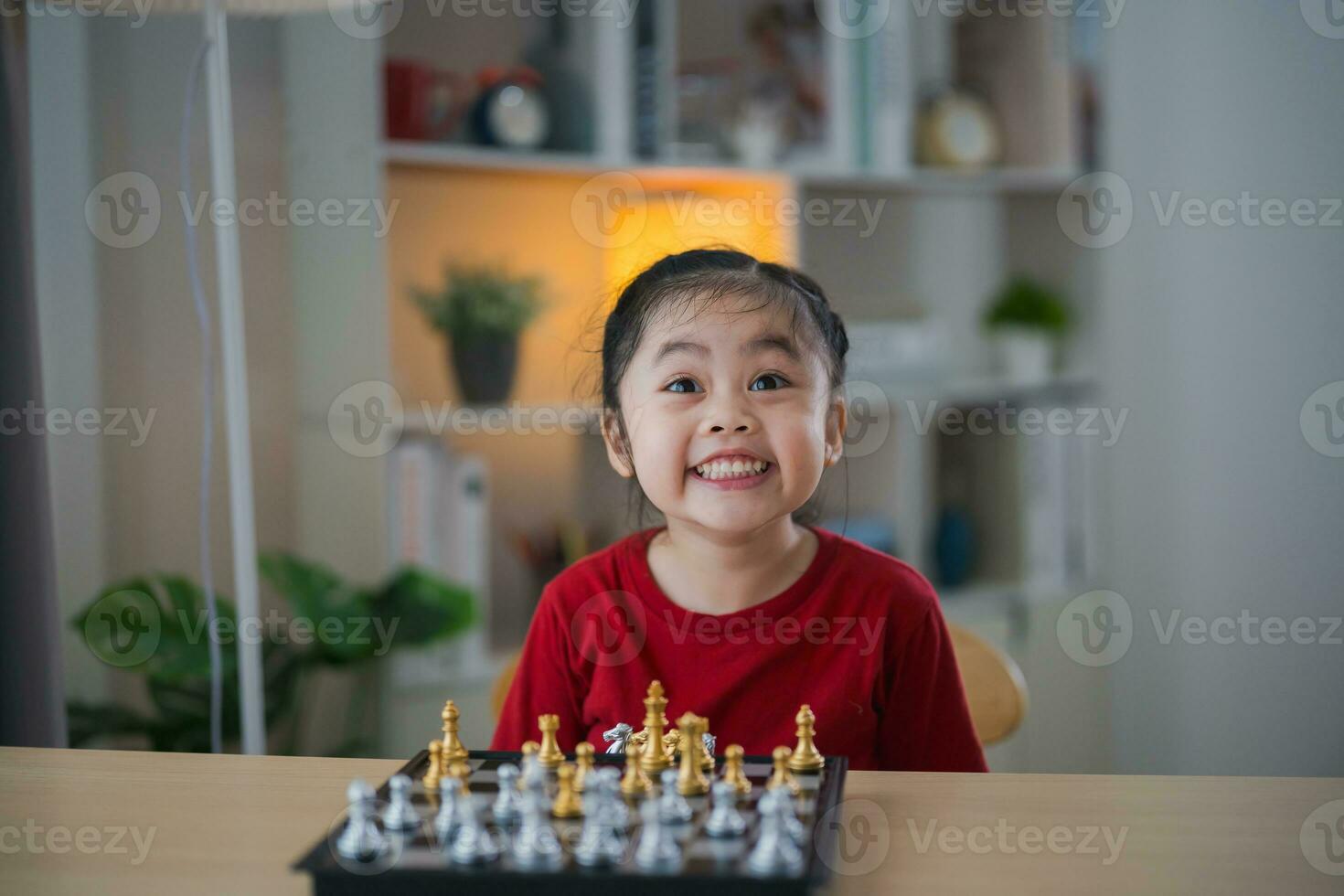 onderwijs aan het studeren concept. weinig schattig Aziatisch baby meisje kinderen spelen schaak in de leven kamer Bij thuis.smart kindermode kinderen. weinig genie kind. intelligent spel.schaakbord. foto