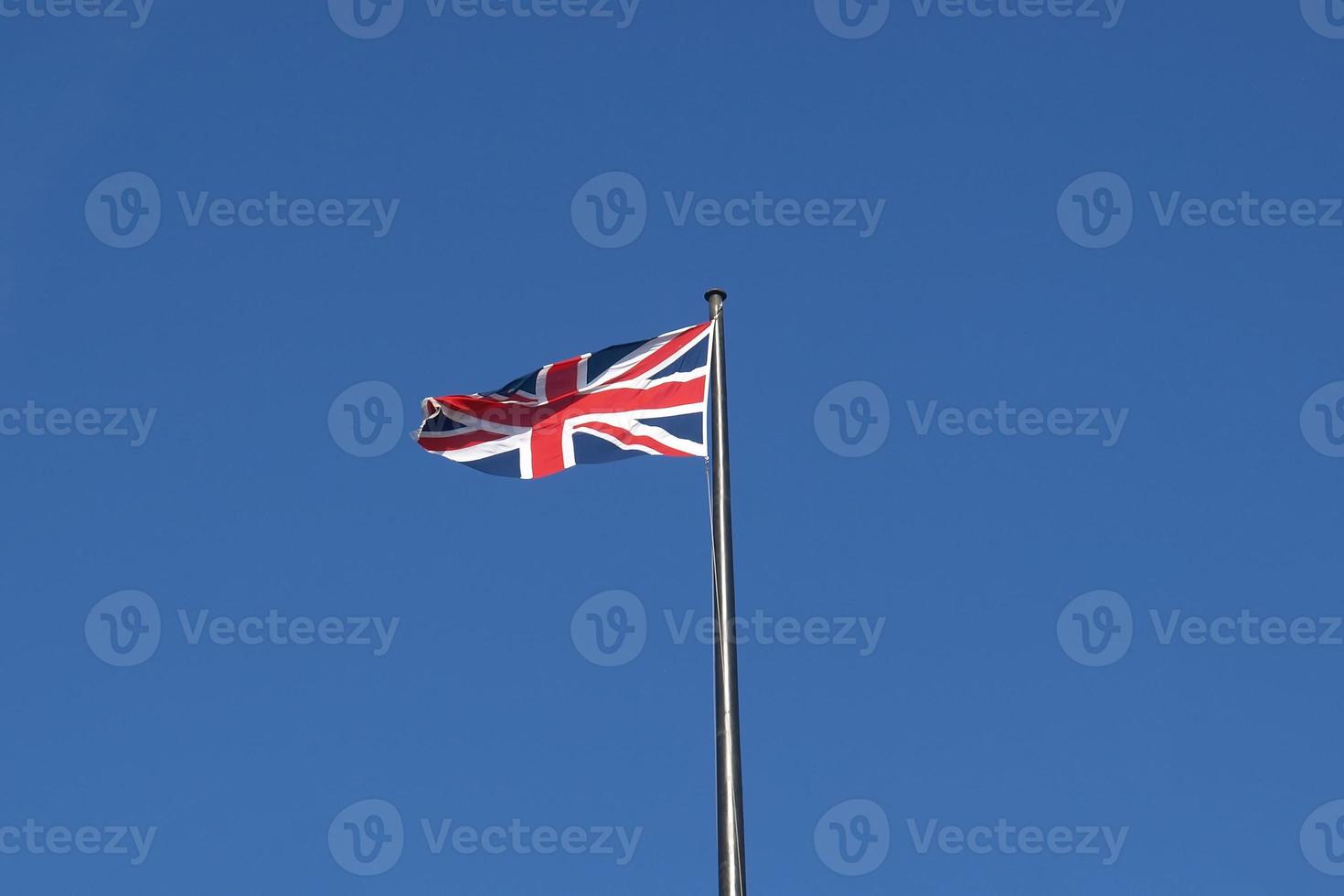 Britse vlag over blauwe lucht foto