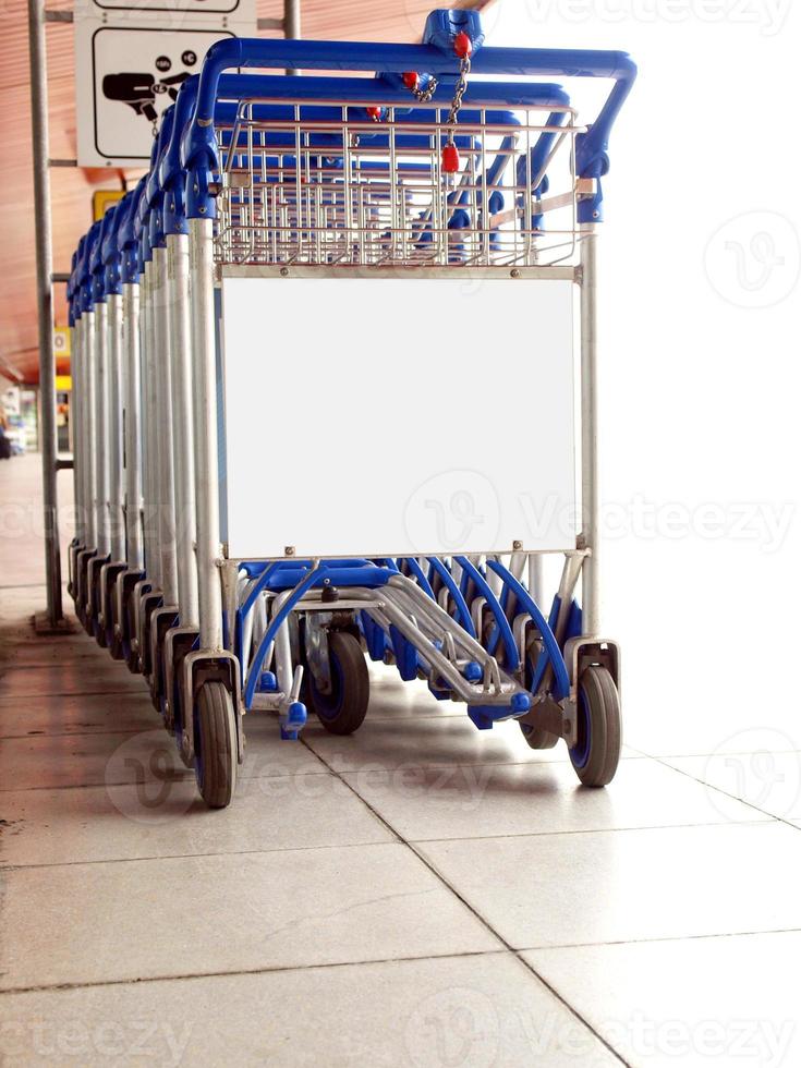 supermarktkarretjes op parkeerplaats foto