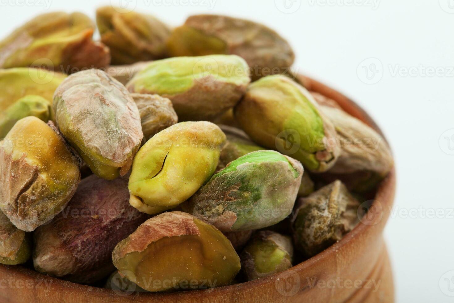 pistache noten. veel pistachenoten geïsoleerd Aan wit. foto