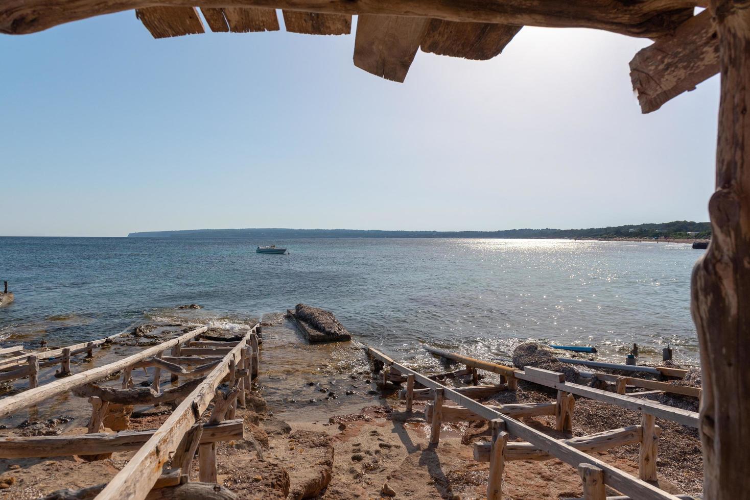 vissersdokken migjorn strand in formentera in spanje foto