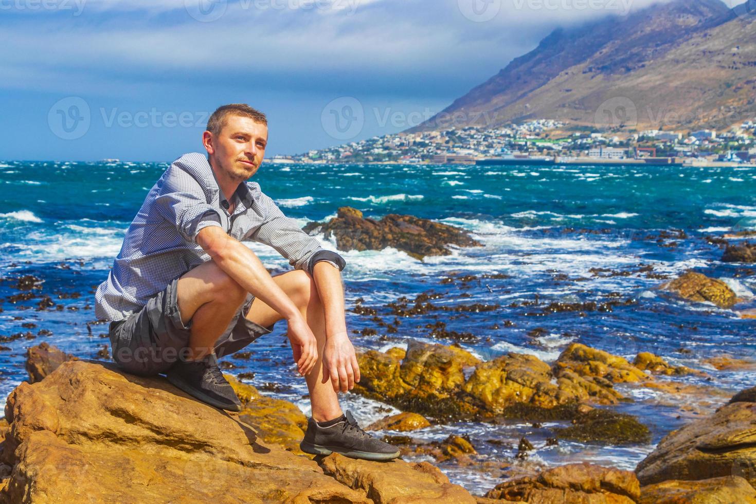 reiziger aan de kust in kaapstad, zuid-afrika foto