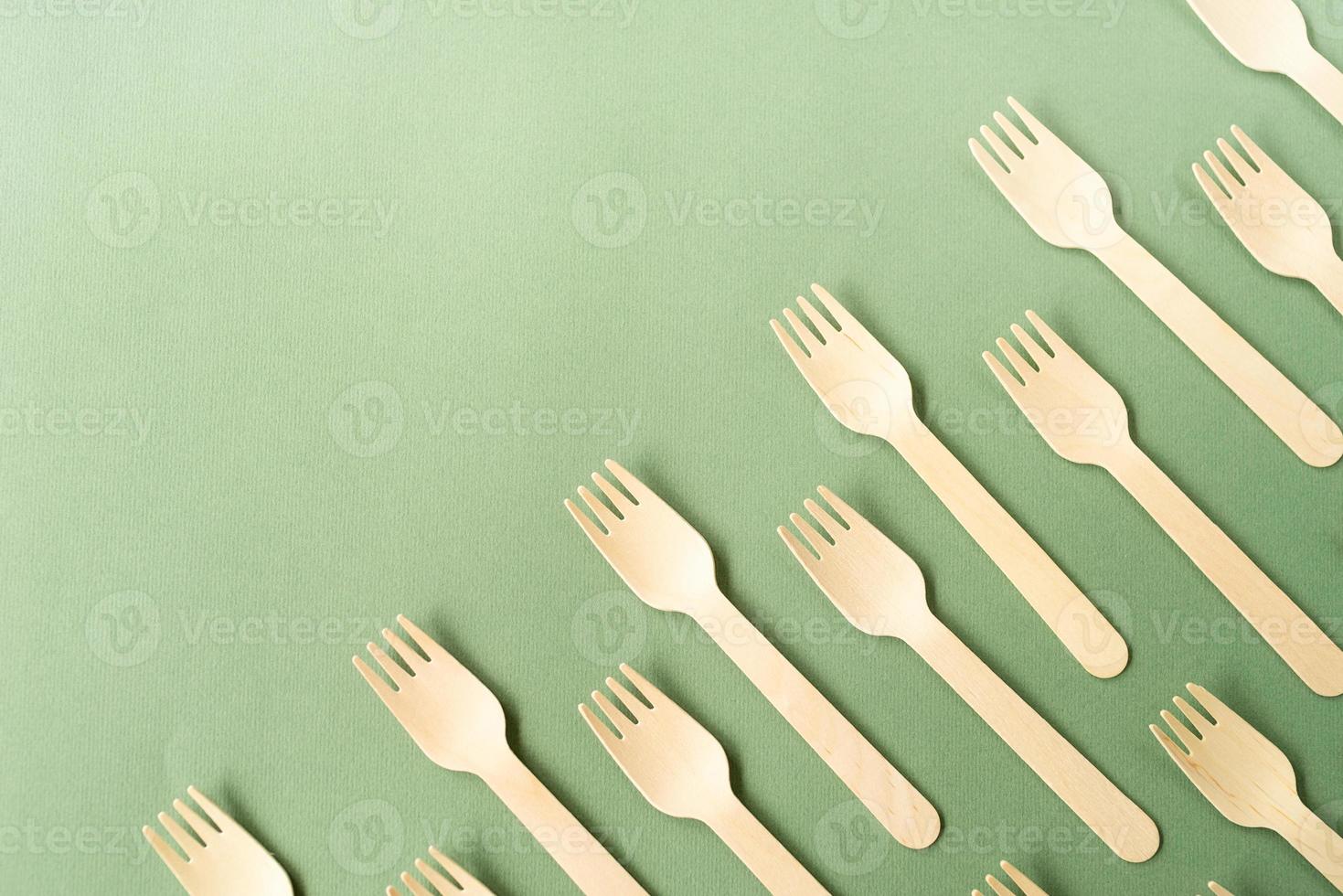 wegwerp houten vorken bovenaanzicht op groene achtergrond met kopie ruimte foto