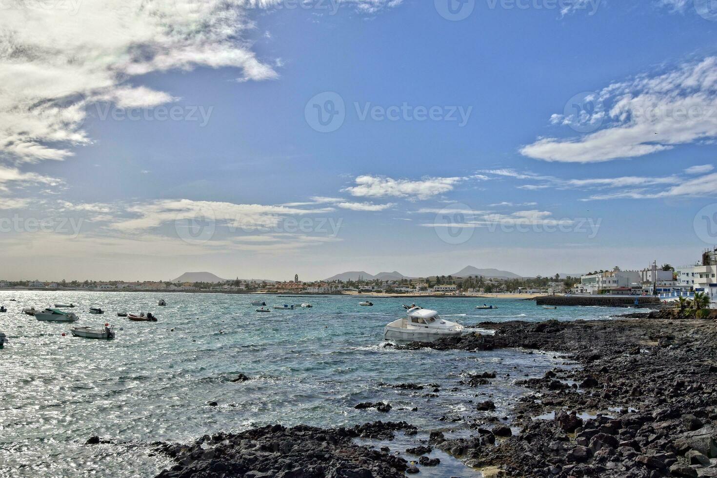 visie van de strand en blauw oceaan Aan de kanarie eiland Fuerteventura in Spanje foto