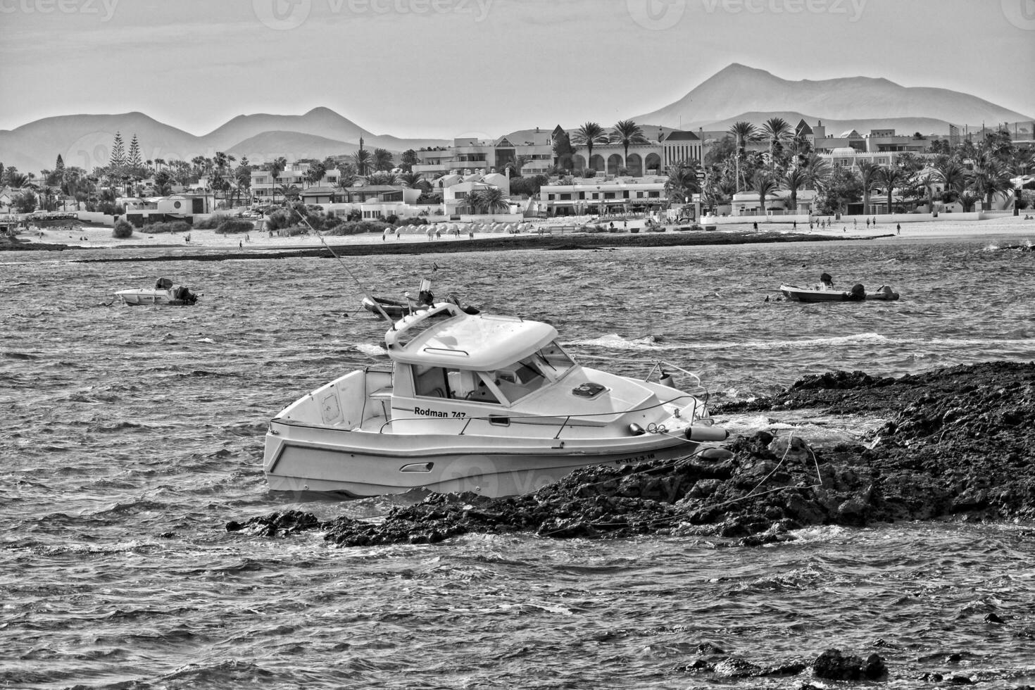 visie van de strand en blauw oceaan Aan de kanarie eiland Fuerteventura in Spanje foto