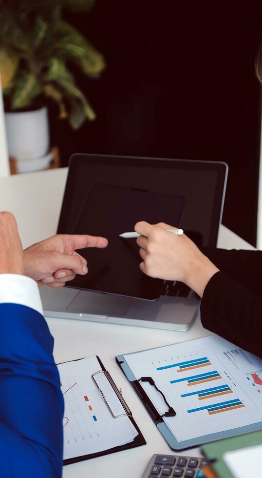 close-up van het zakelijke team dat inkomensgrafieken en grafieken analyseert met moderne laptopcomputer. bedrijfsanalyse en strategieconcept. foto