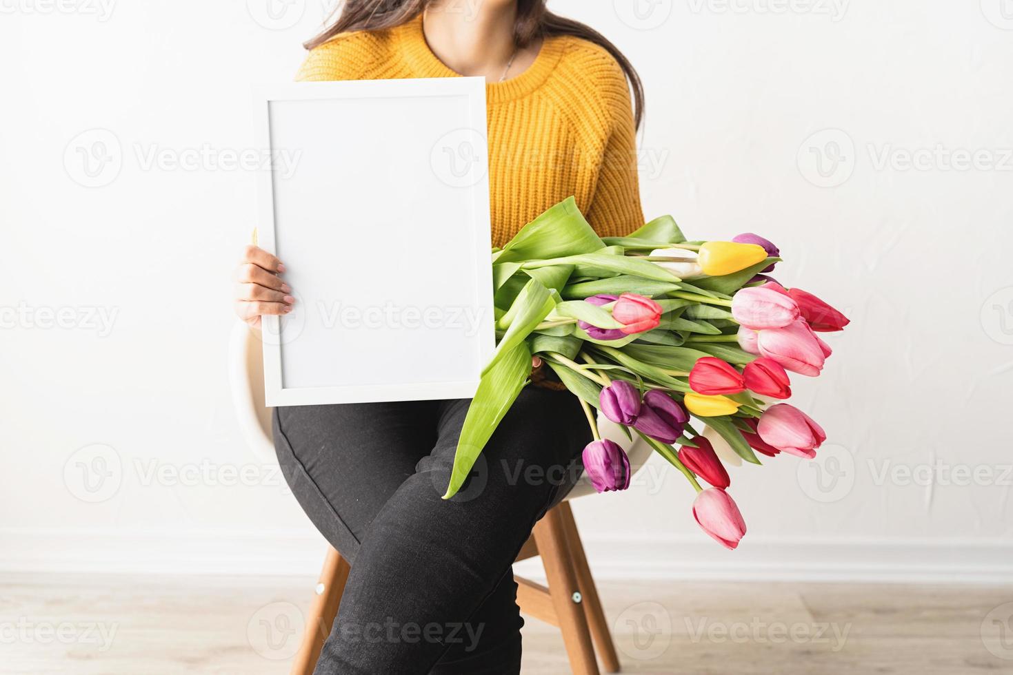 vrouw met boeket verse roze tulpen en leeg frame voor mock up foto