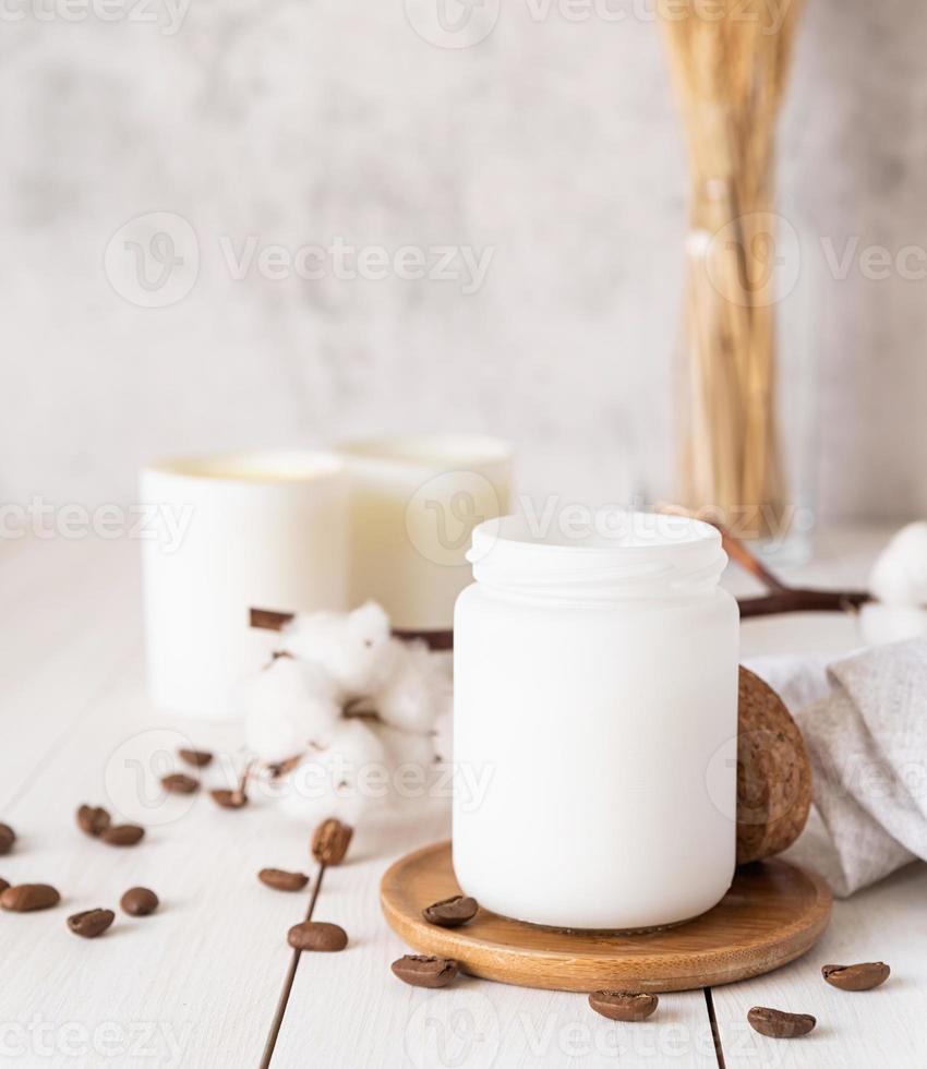 kaarsen met katoenen bloemen en koffiebonen op witte achtergrond foto