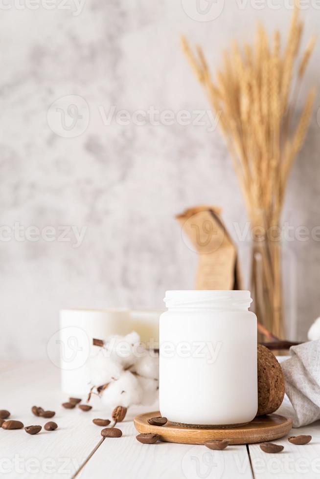 kaarsen met katoenen bloemen en koffiebonen op witte achtergrond foto