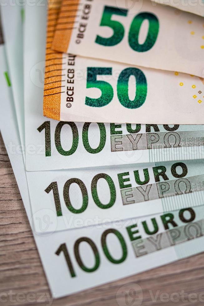 bankbiljetten van 50 en 100 euro foto