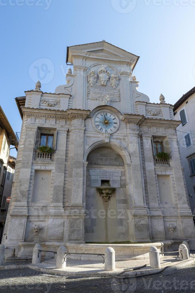 klok in het centrum van Spoleto foto