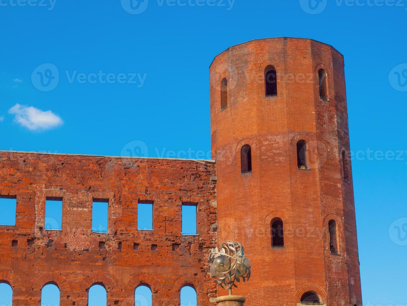 palatijnse torens, oude romeinse stadspoorten in turijn, italië foto