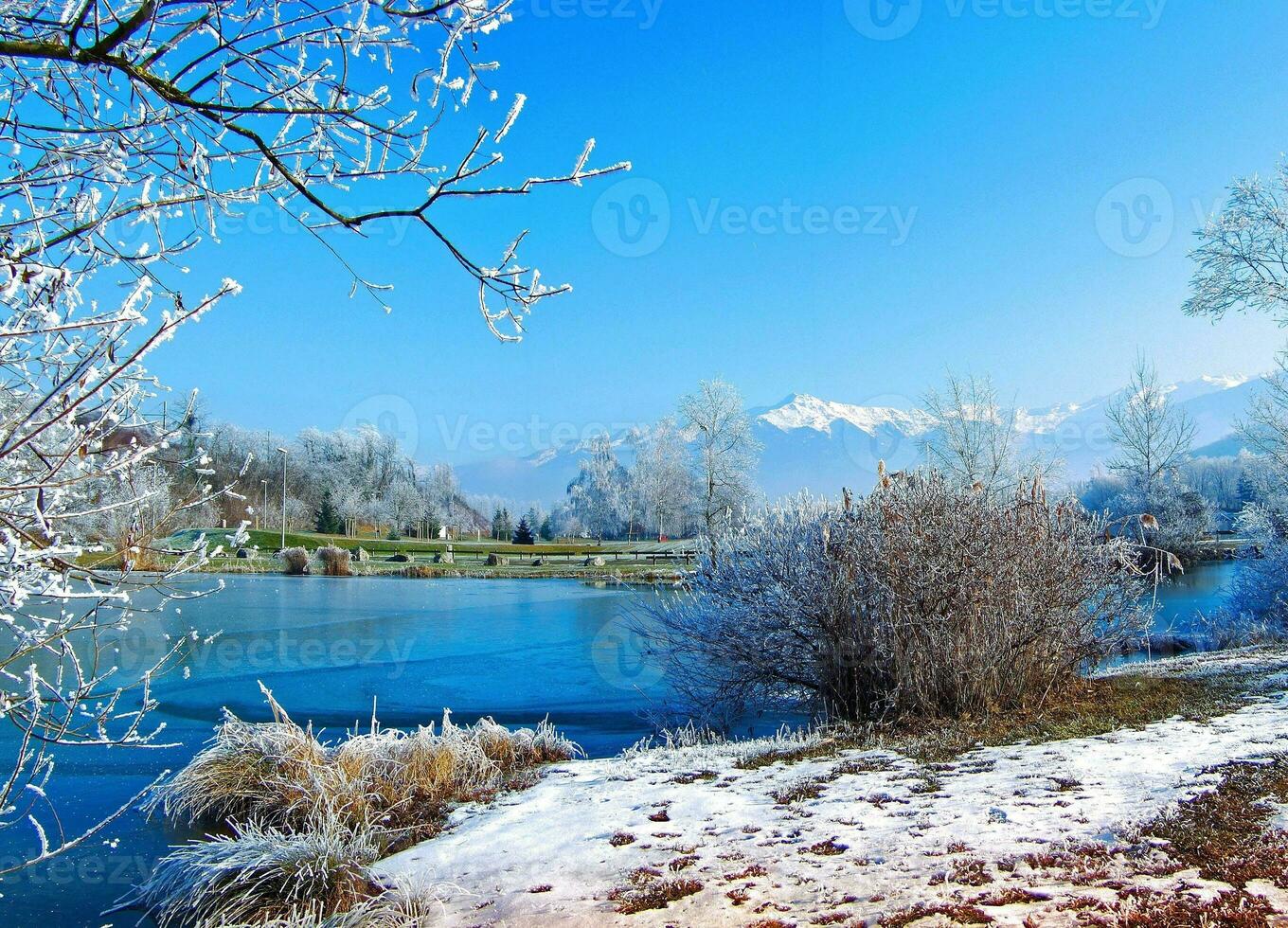 savoie pracht sereen meer en majestueus bergen in heilige pierre d'albigny, Frankrijk foto