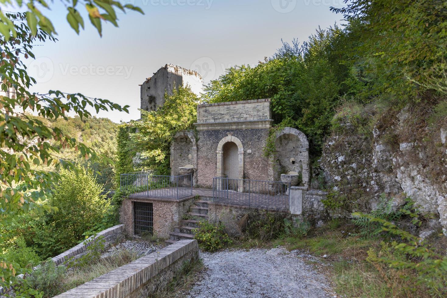 ruïne met toren in Spoleto foto