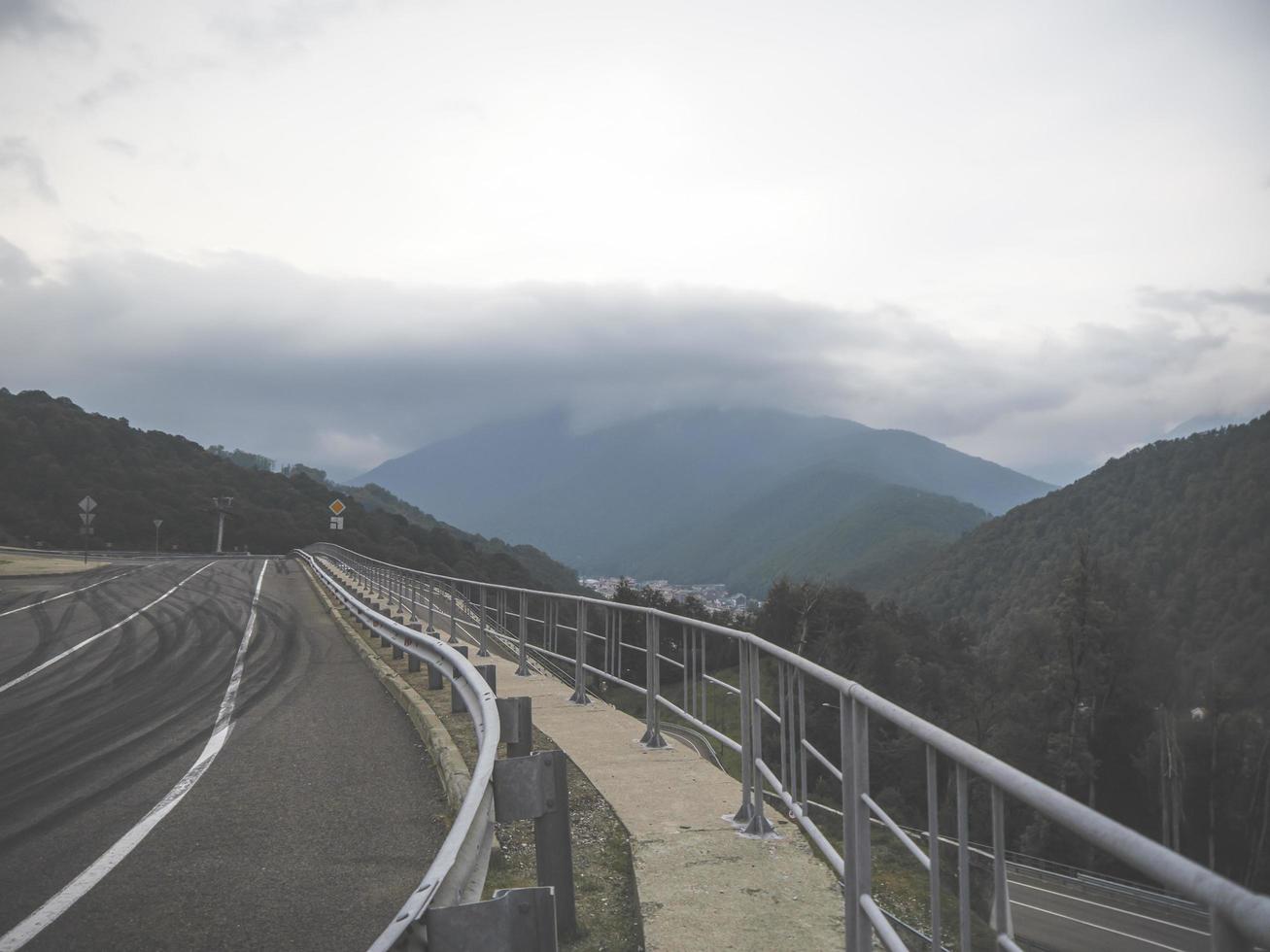 bergweg in de bergen van de Kaukasus. sochi, rusland foto