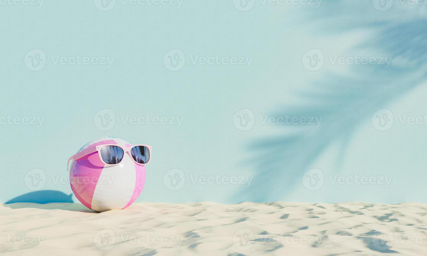 bal met zonnebril op strandzand foto