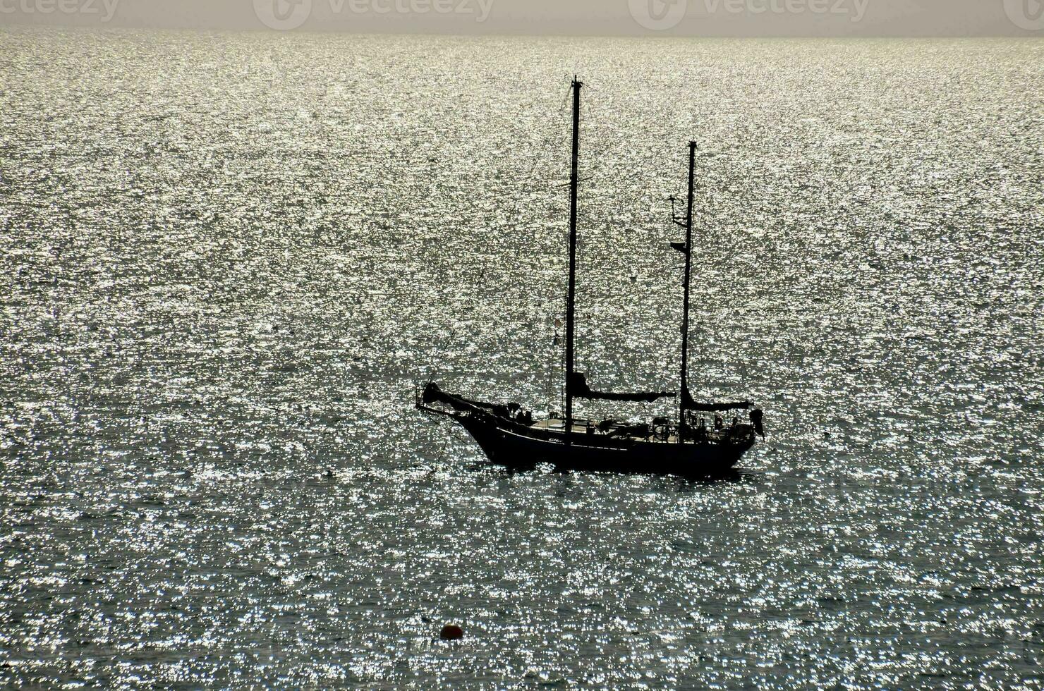 een schip Aan de zee foto