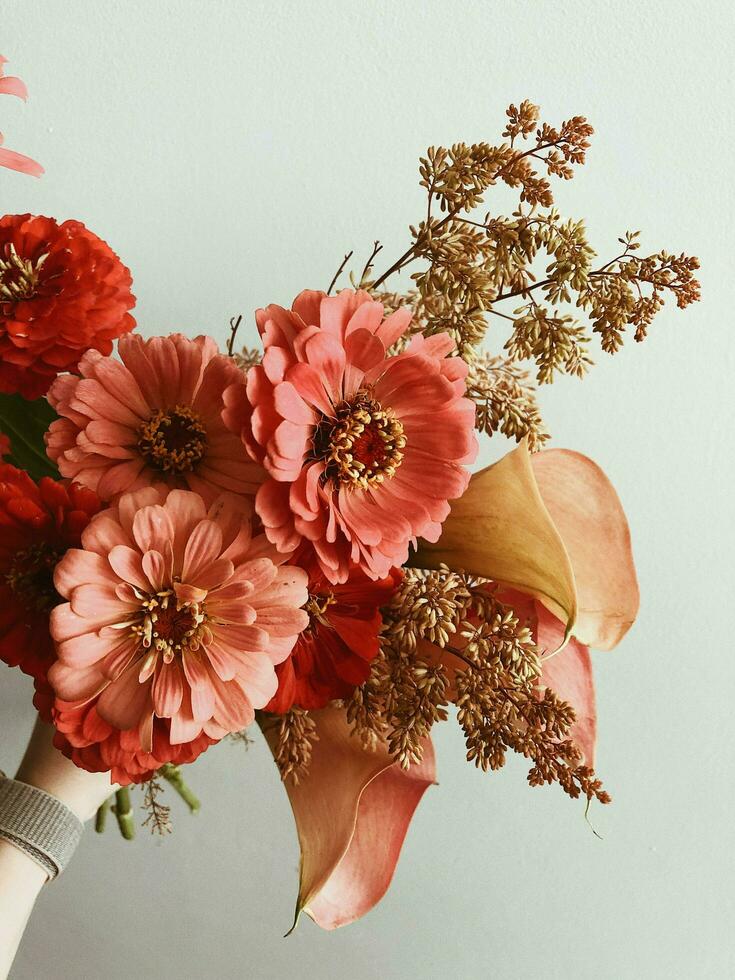 een hand- Holding een boeket van bloemen foto