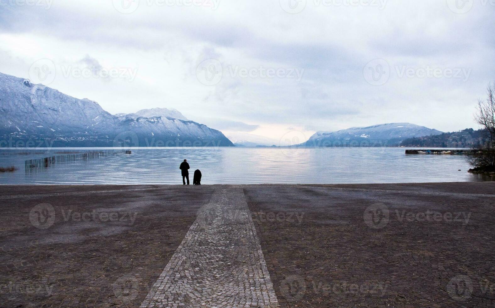 winter avond visie van meer bourget foto