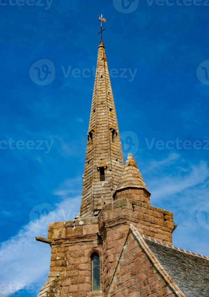 toneel- visie van de kerk in perros-guirec, schildwachten, Frankrijk foto