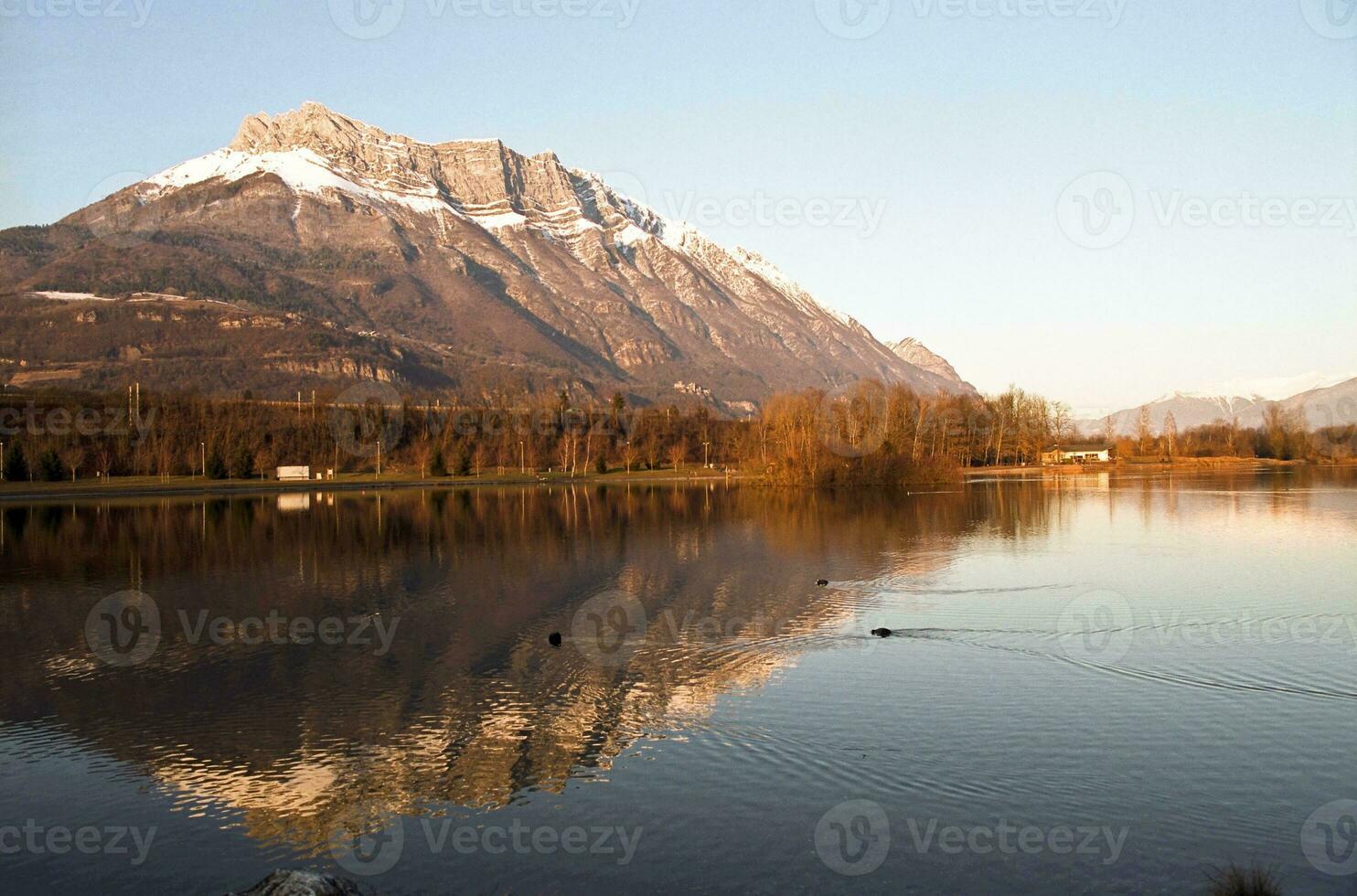 sereen schoonheid blauw meer in savoie met sneeuw afgedekt bergen foto