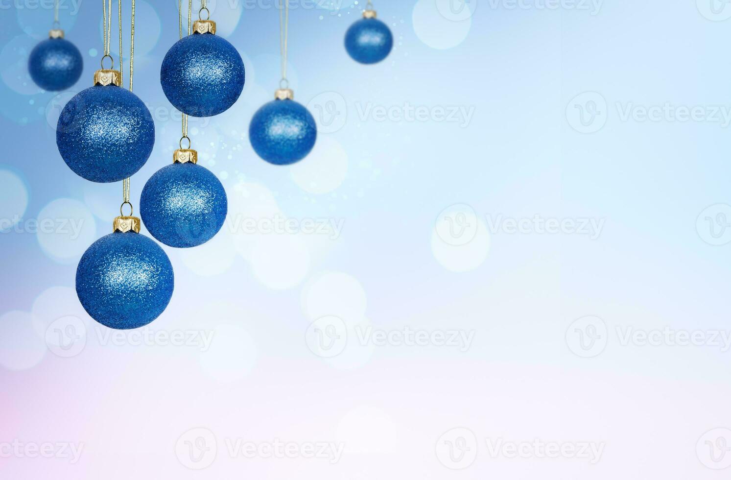 blauw Kerstmis ornament met schittert, Aan wazig wit Blauw roze achtergrond met onscherp lichten foto