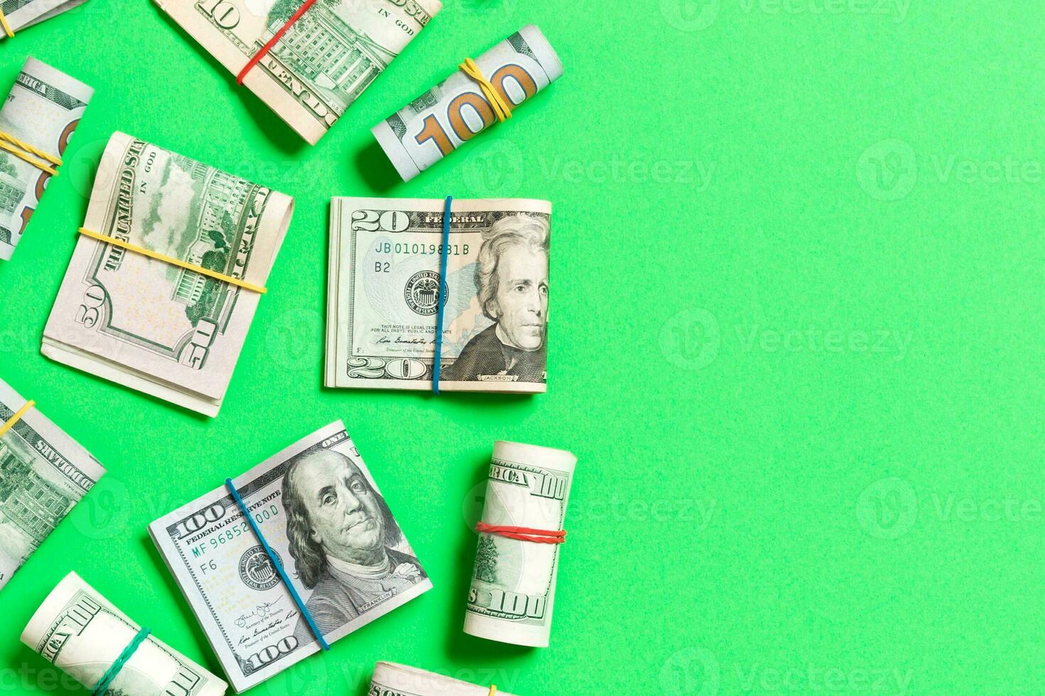 stapel van een honderd ons dollar rekeningen geld Aan gekleurde achtergrond top wiev met kopiëren ruimte voor uw tekst in financieel concept foto