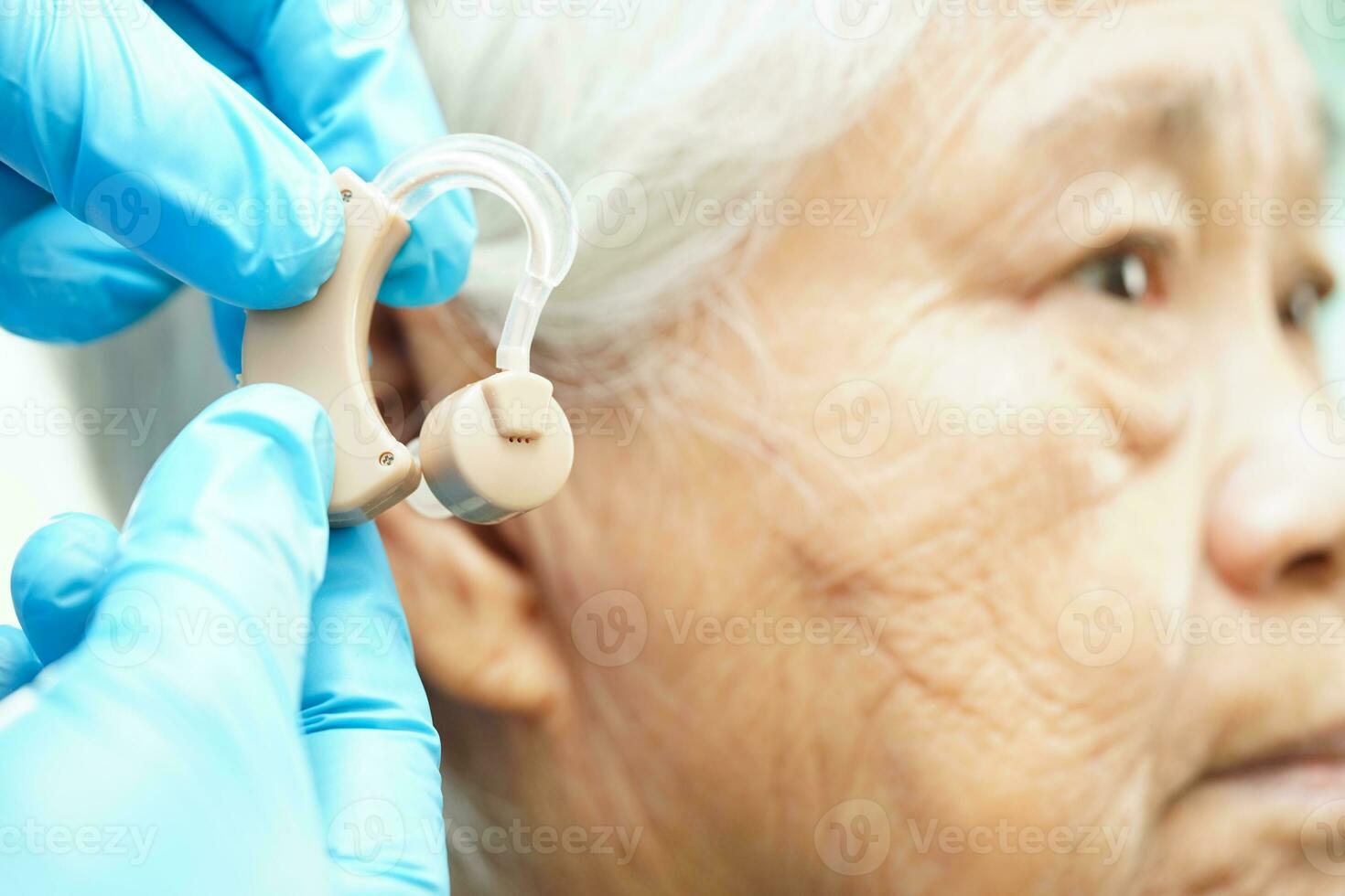 dokter installeren horen steun Aan senior geduldig oor naar verminderen horen verlies probleem. foto