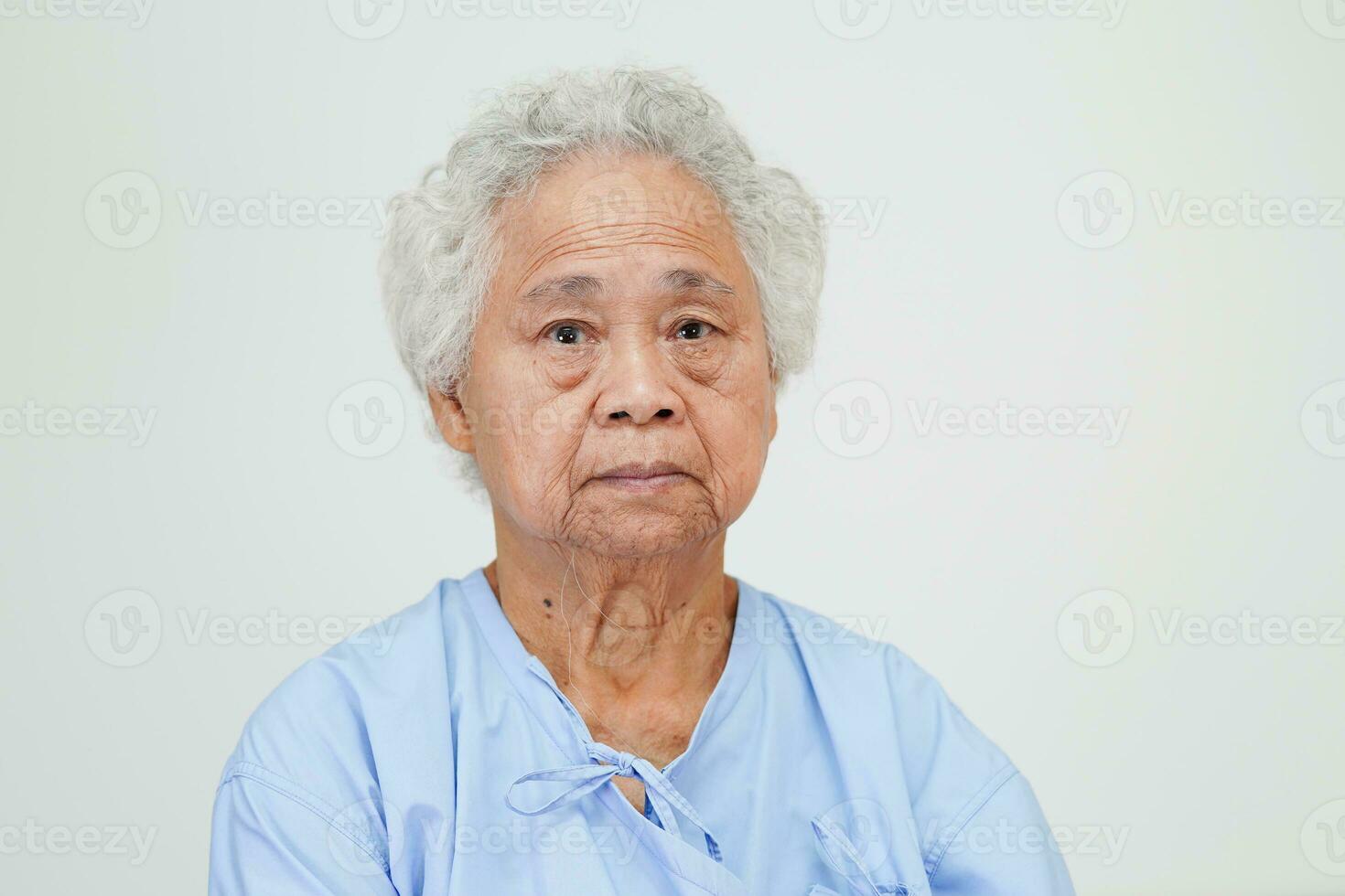 Aziatische oudere senior vrouw patiënt zittend op bed in het ziekenhuis, close-up bij haar hand. foto