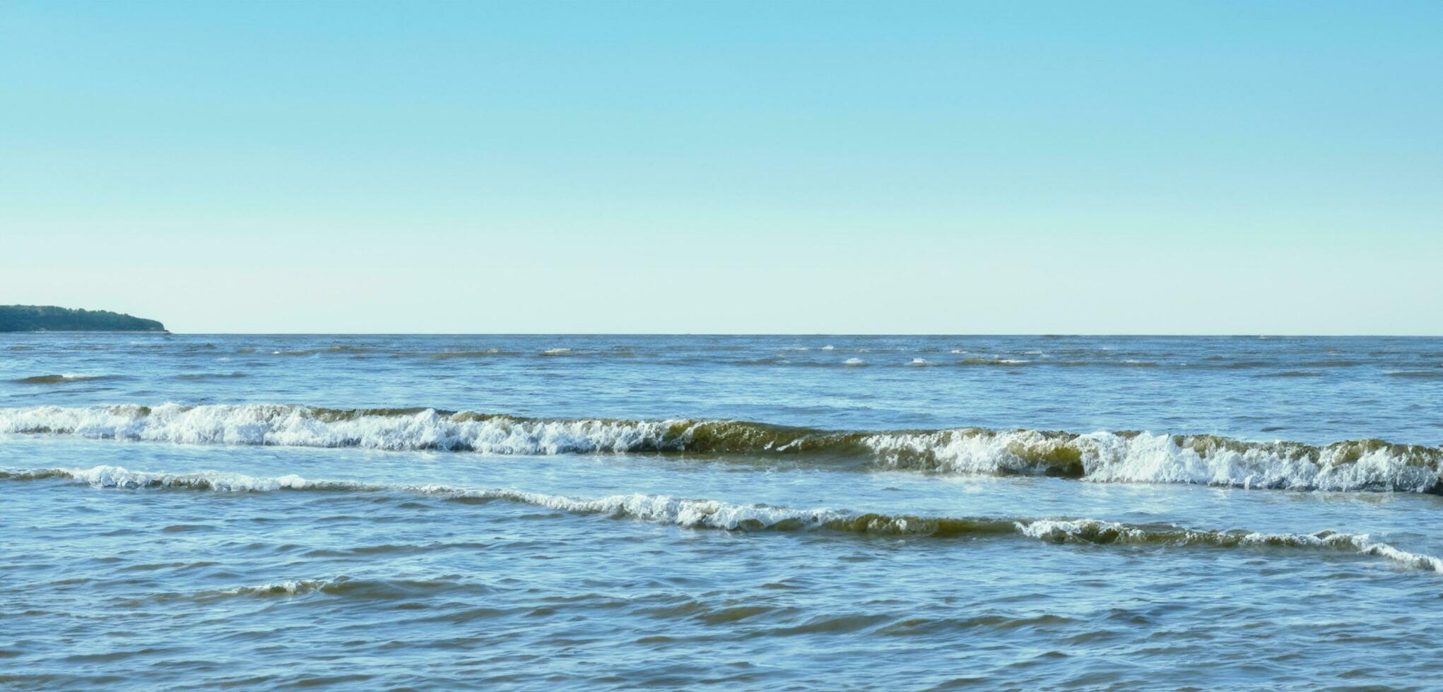 kalmte oceaan golven Aan een Doorzichtig dag zee en horizon beeld van zee golven en lucht foto