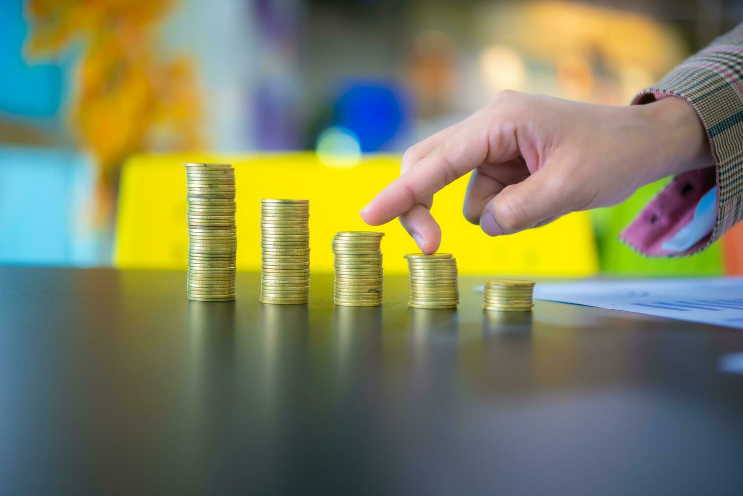 bedrijf vrouw aanraken stapel van munten tweede van Rechtsaf Aan zwart tafel, digitaal geld concept, financiën en beheer concept, bedrijf voor toekomst concept. foto