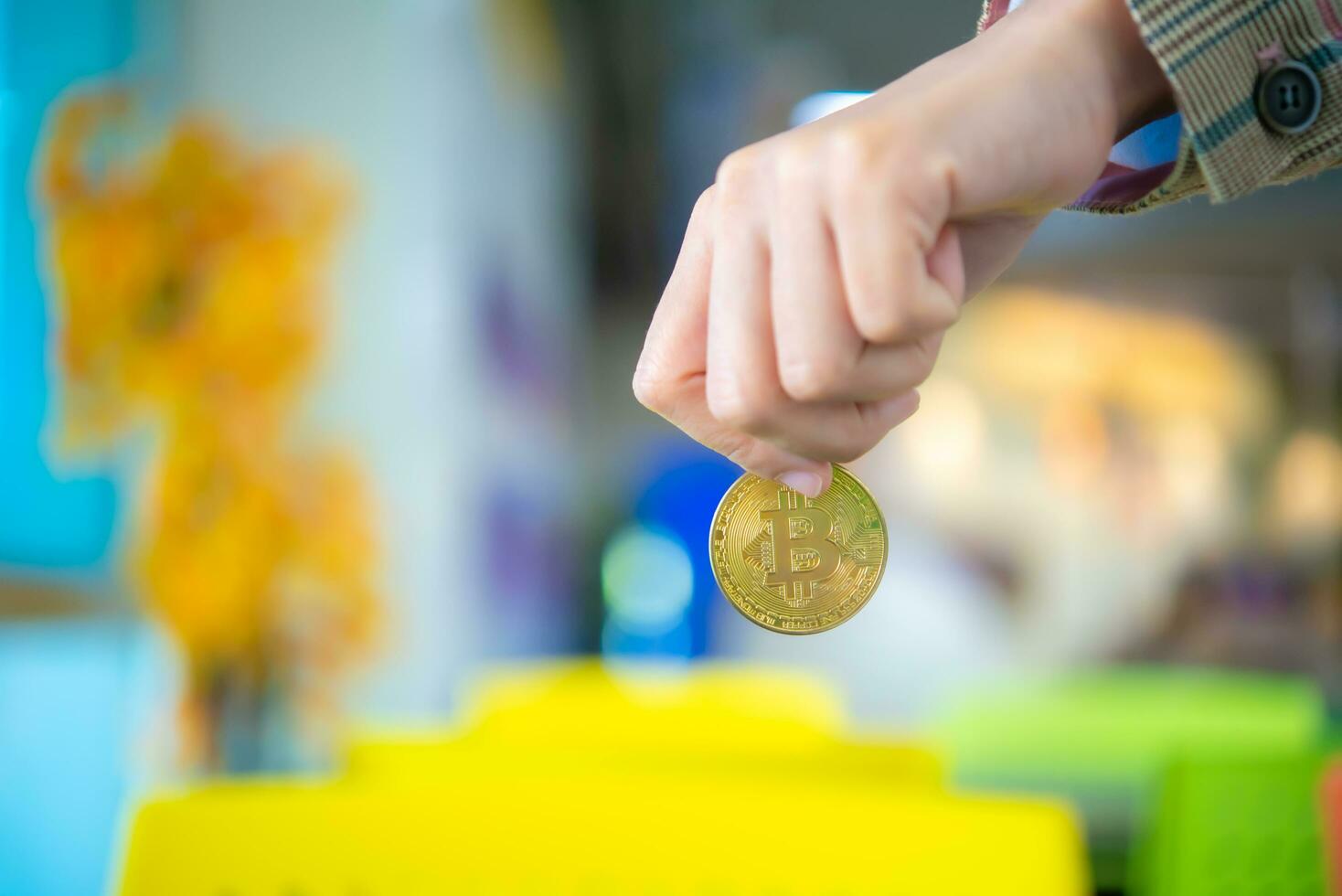 hand- Holding gouden bitcoin, digitaal geld concept, financiën en beheer concept, bedrijf voor toekomst concept. foto