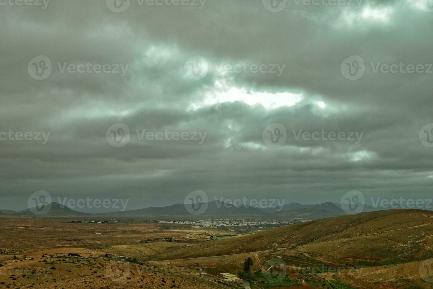 leeg mysterieus bergachtig landschap van de centrum van de kanarie eiland Spaans Fuerteventura met een bewolkt lucht foto
