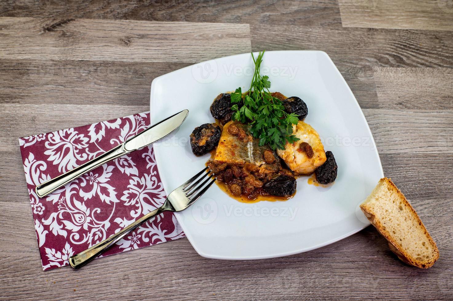 samenstelling aan tafel van een bord zoetzure kabeljauw foto