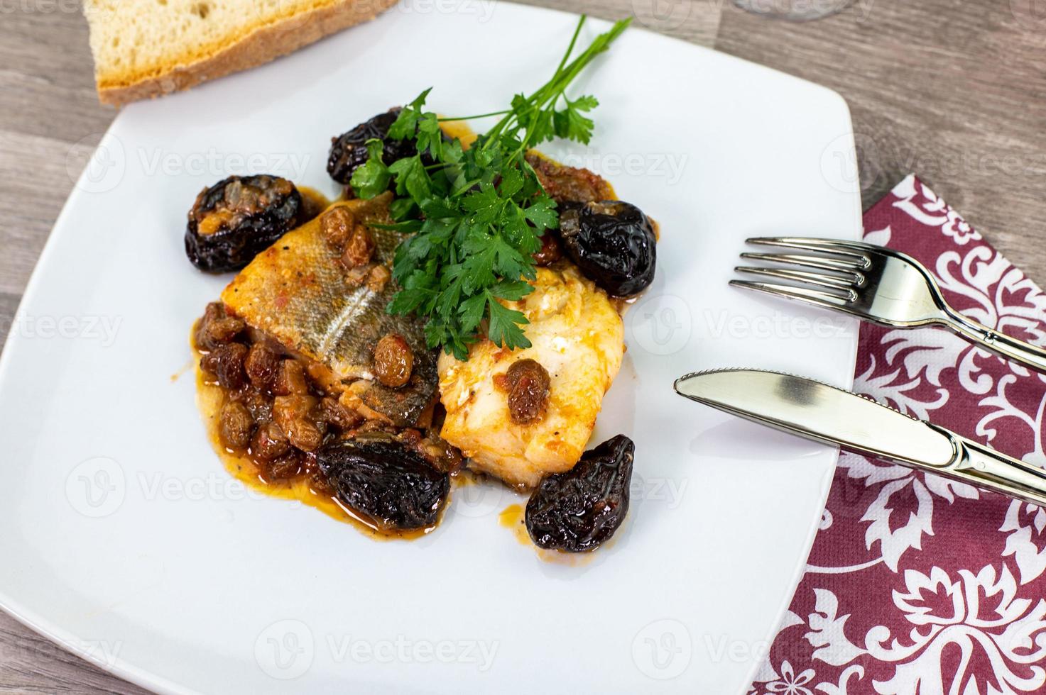 samenstelling aan tafel van een bord zoetzure kabeljauw foto