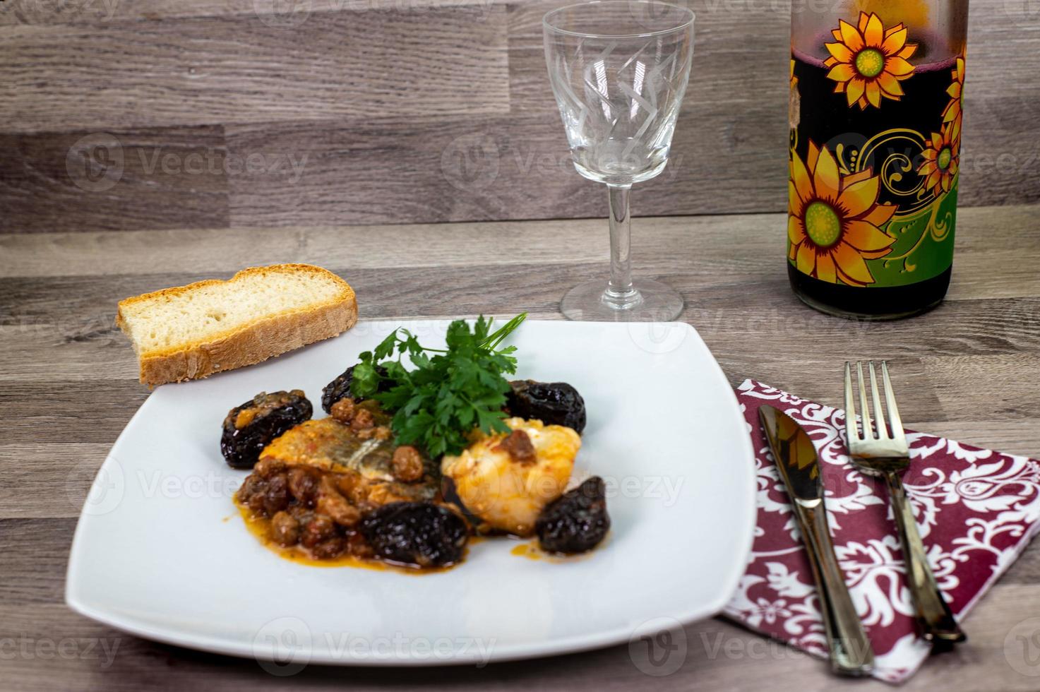 samenstelling aan tafel van een bord zoetzure kabeljauw foto