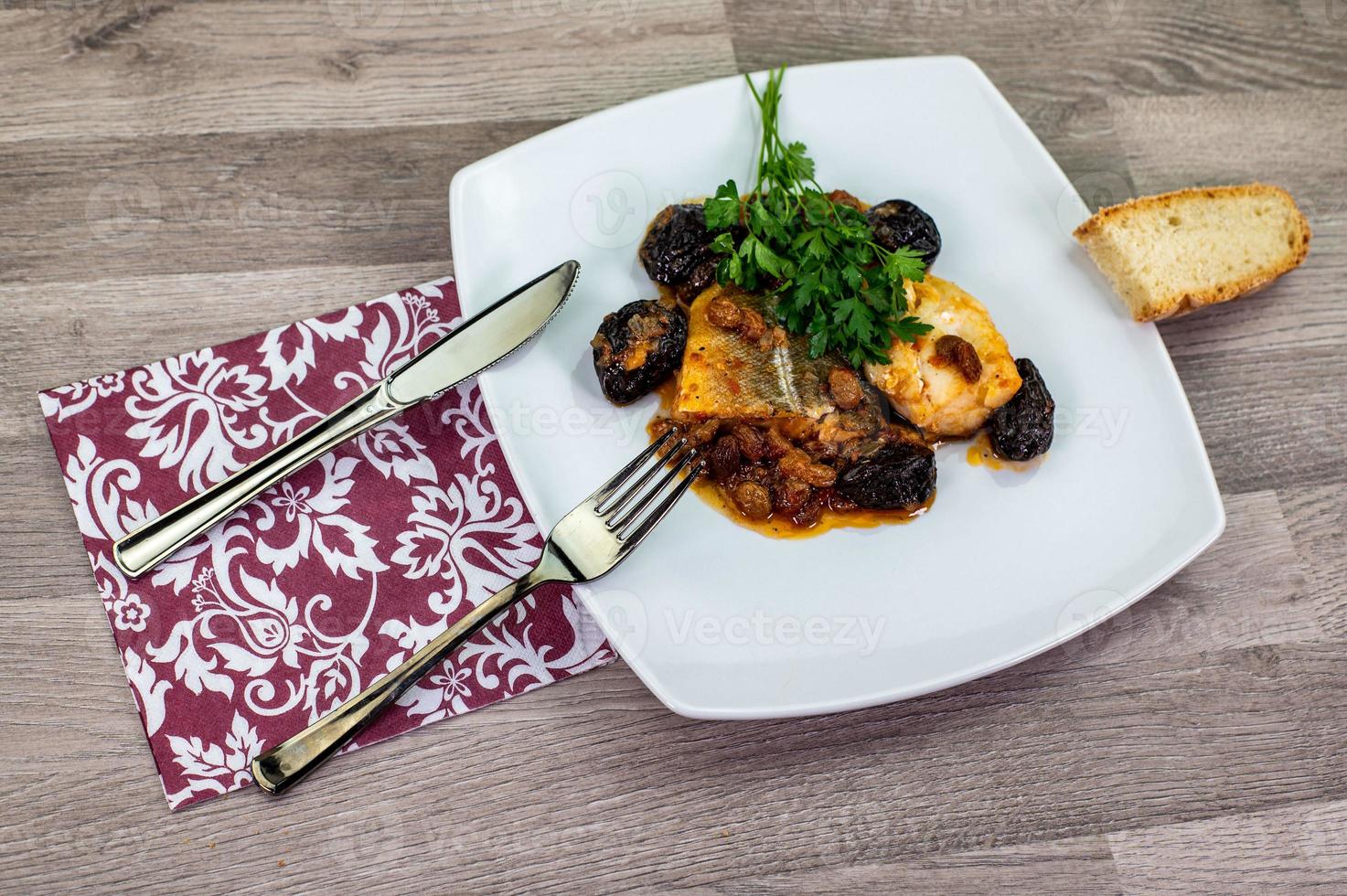 samenstelling aan tafel van een bord zoetzure kabeljauw foto