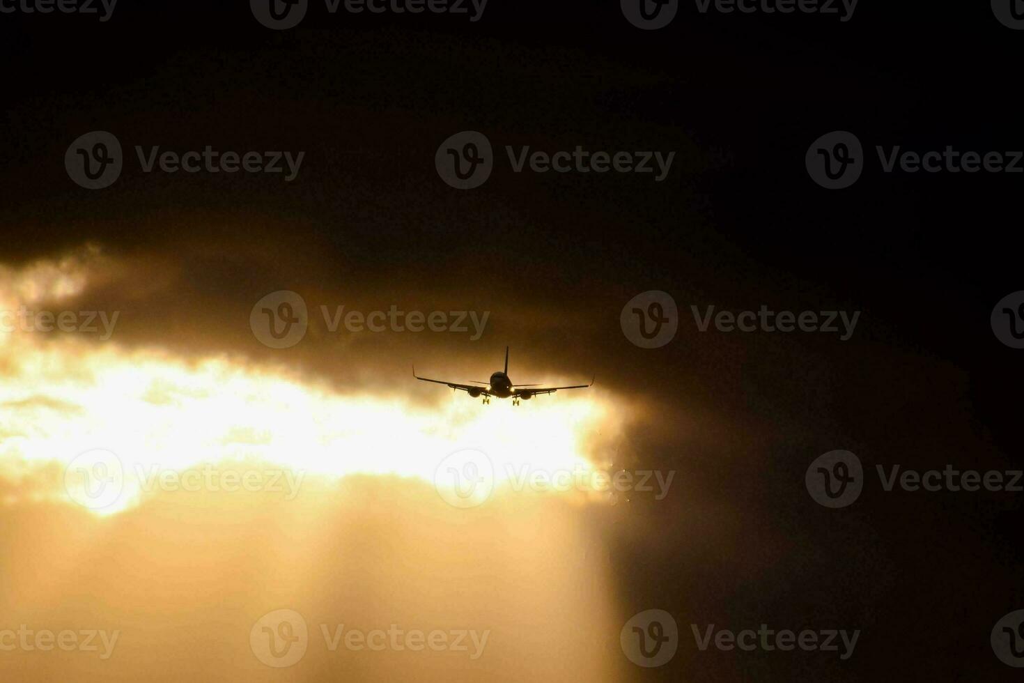 een vlak vliegend door de wolken met zon stralen komt eraan door foto