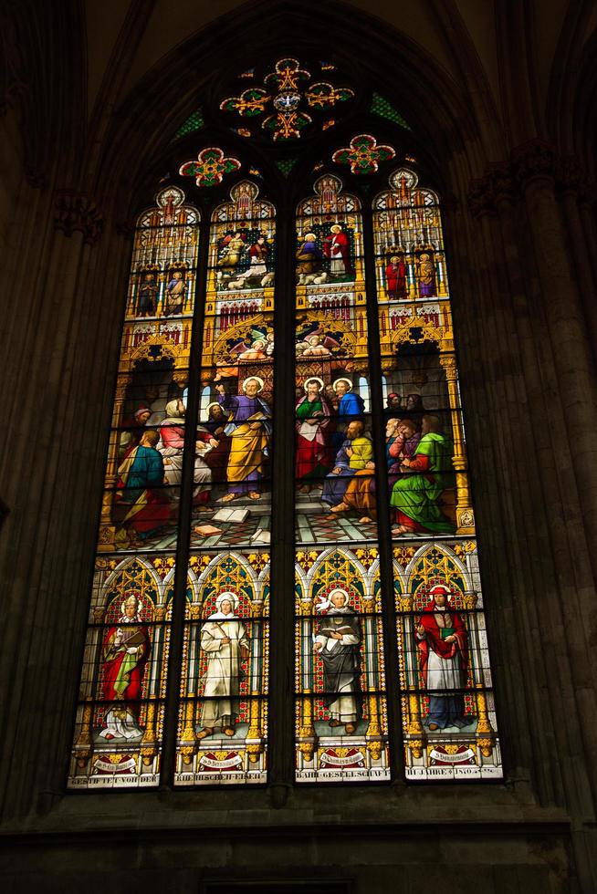 Keulen, Duitsland 2017- gebrandschilderde ramen in de Sint-Pietersbasiliek foto