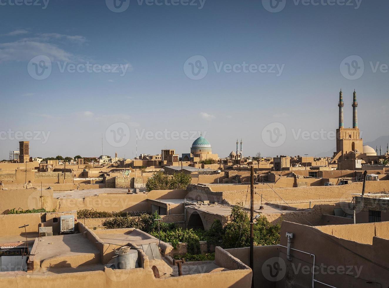 de daken van de binnenstad windtorens en landschapsmening van de oude stad van Yazd in Iran foto