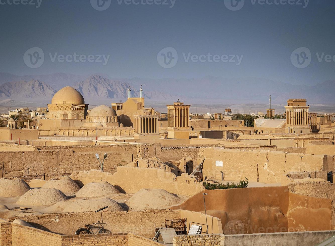 de daken van de binnenstad windtorens en landschapsmening van de oude stad van Yazd in Iran foto