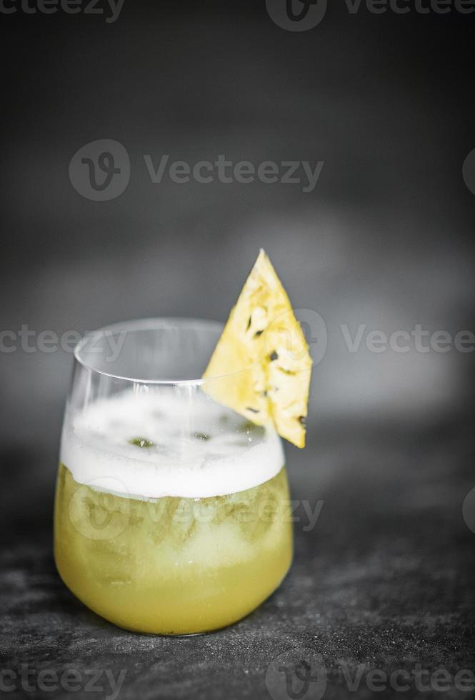 verse biologische ananas en pomelo met gembersap Aziatische detoxdrank foto