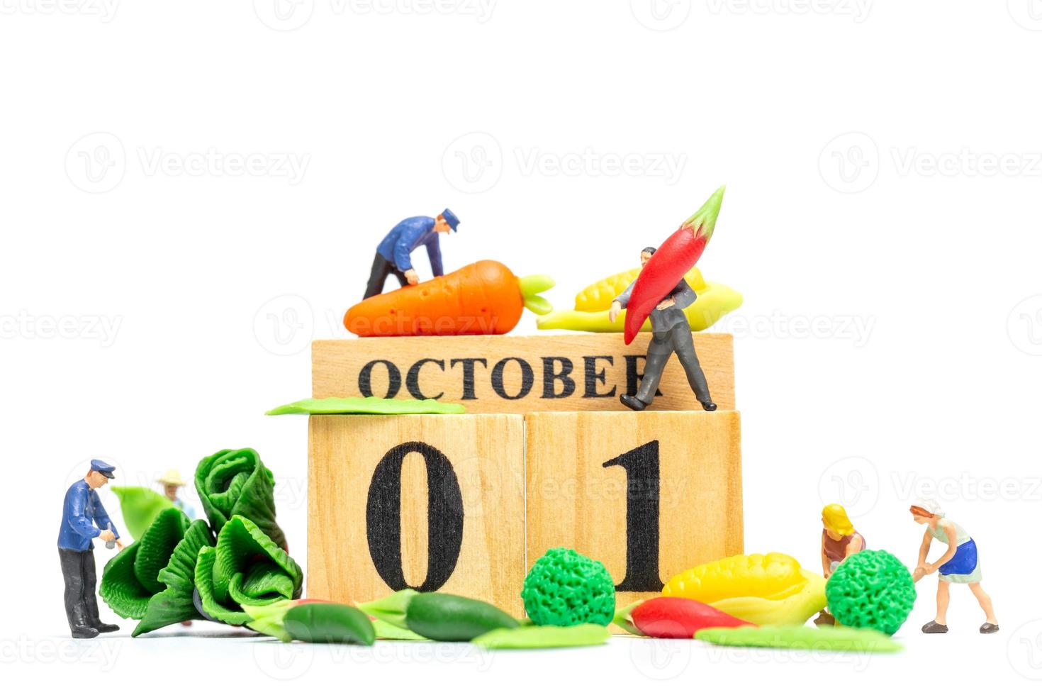 miniatuur mensen landbouw bezig met hout kalender 1 oktober foto