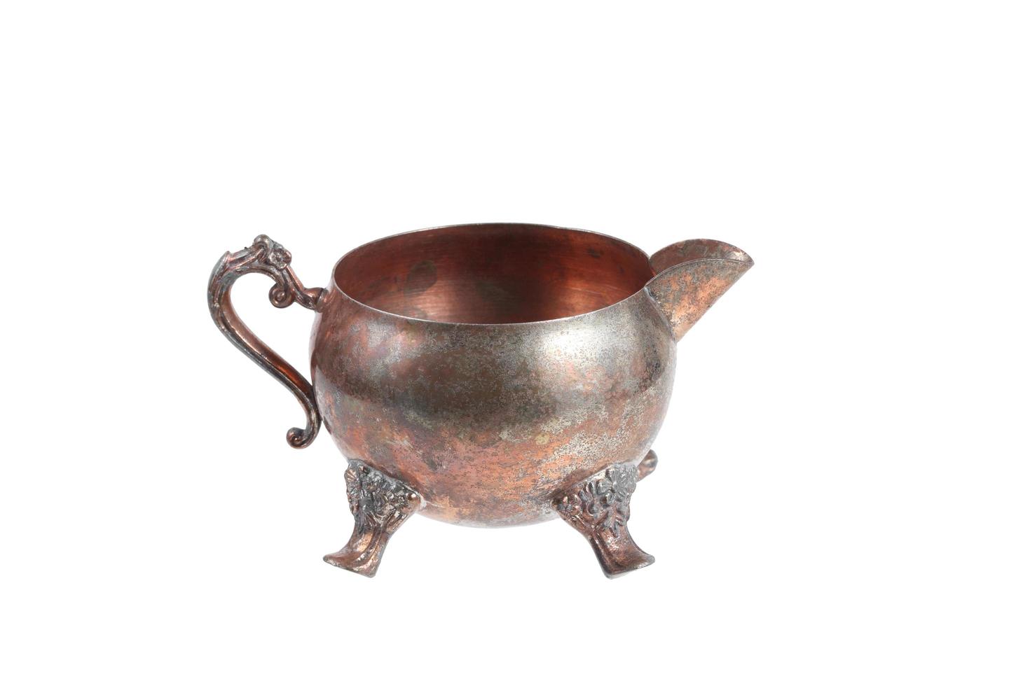 antieke koperen saus pot geïsoleerd op een witte achtergrond foto